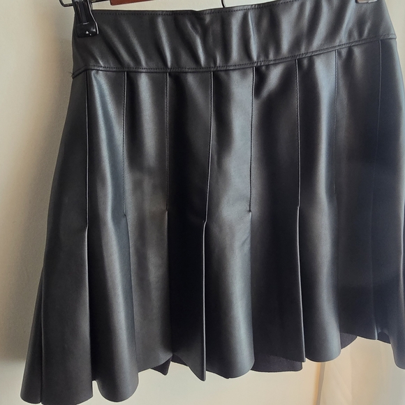 Abercrombie & Fitch Vegan Leather Pleated Skirt – Black – Size M - Picture 6 of 10